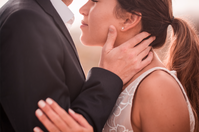 couple de mariés qui s'embrasse - Photographe mariage Vannes.