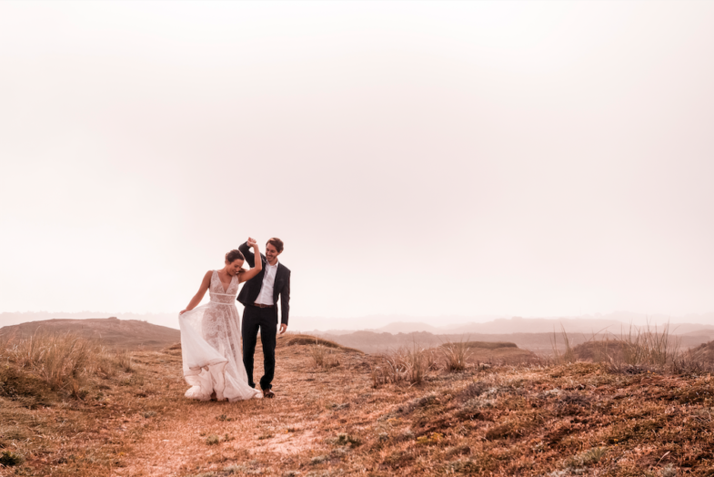 couple de mariés qui danse au bord de mer - Photographe mariage Vannes.