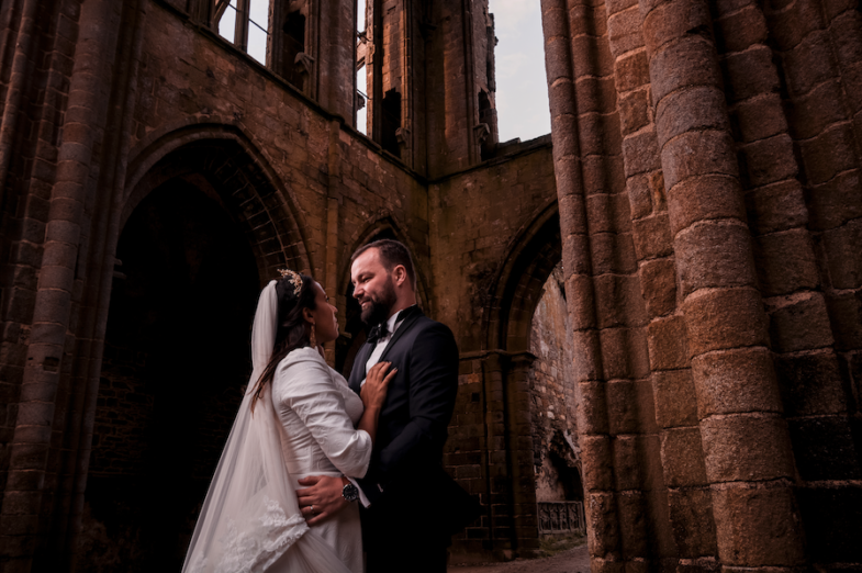 couple de mariés dans une église en ruines - Photographe mariage Vannes.