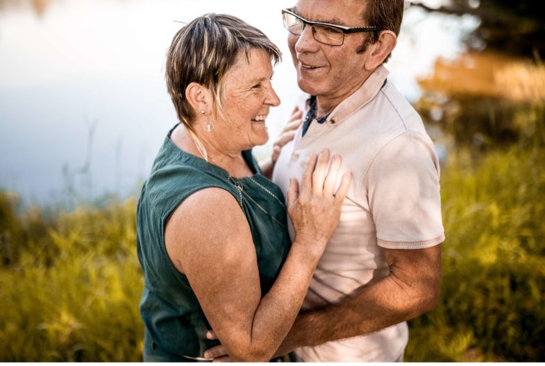 couple amoureux homme lunettes