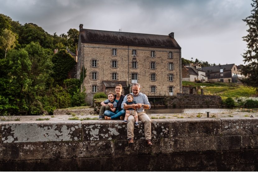 famille assise sur une ecluse à josselin