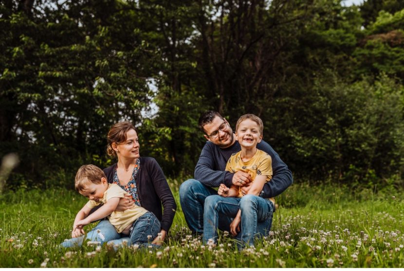 4 personnes assises dans l'herbe