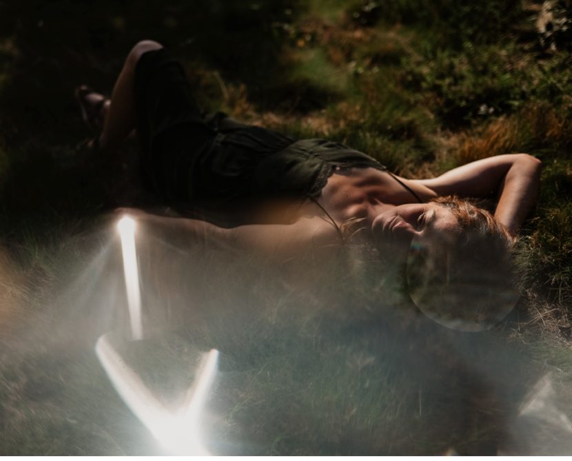 femme allongée dans l'herbe