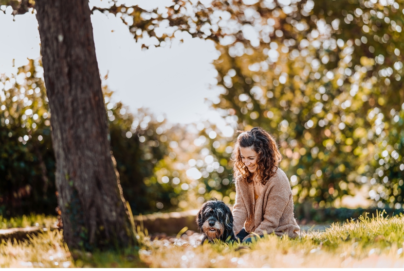 femme et son chien