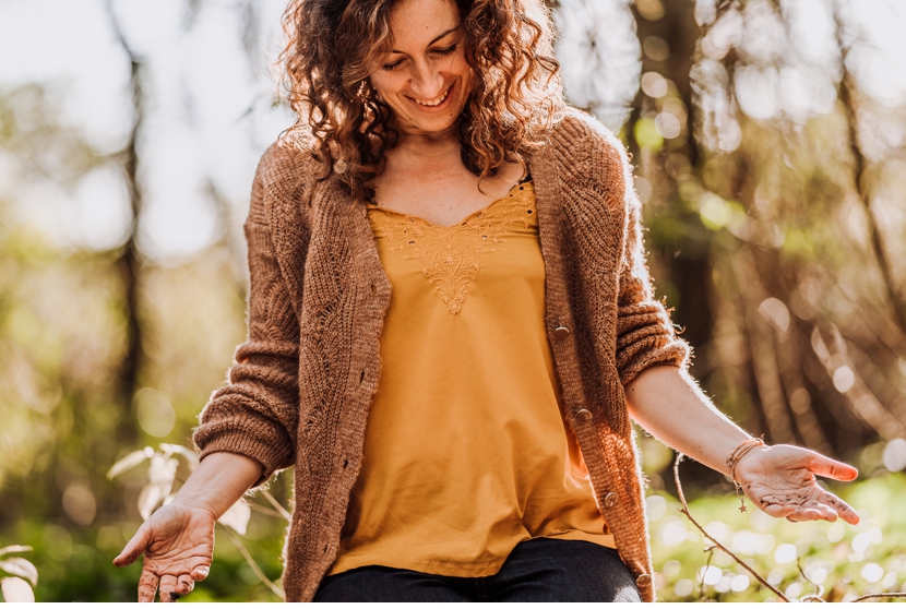 portrait de femme les mains ouvertes dirigées vers le haut