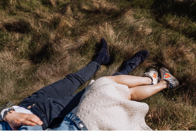 jambes allongées dans l'herbe